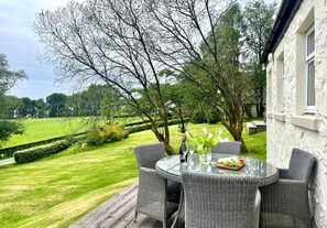 Outdoor dining - Lovely cottage with loch views, near Dunoon, sleeps 6 (Blairmore)