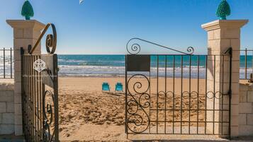 Na praia, espreguiçadeiras