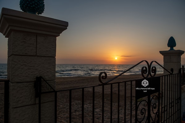 Plage, chaises longues