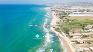 En la playa, sillas reclinables de playa