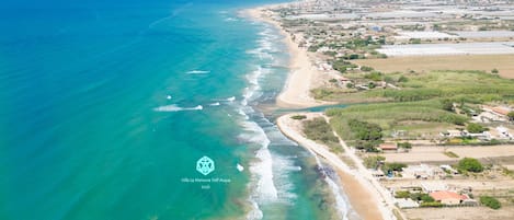 Na praia, espreguiçadeiras 