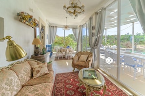 TV connectée, table de tennis de table