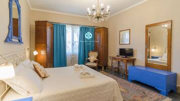 5 quartos, cofres nos quartos, escrivaninha