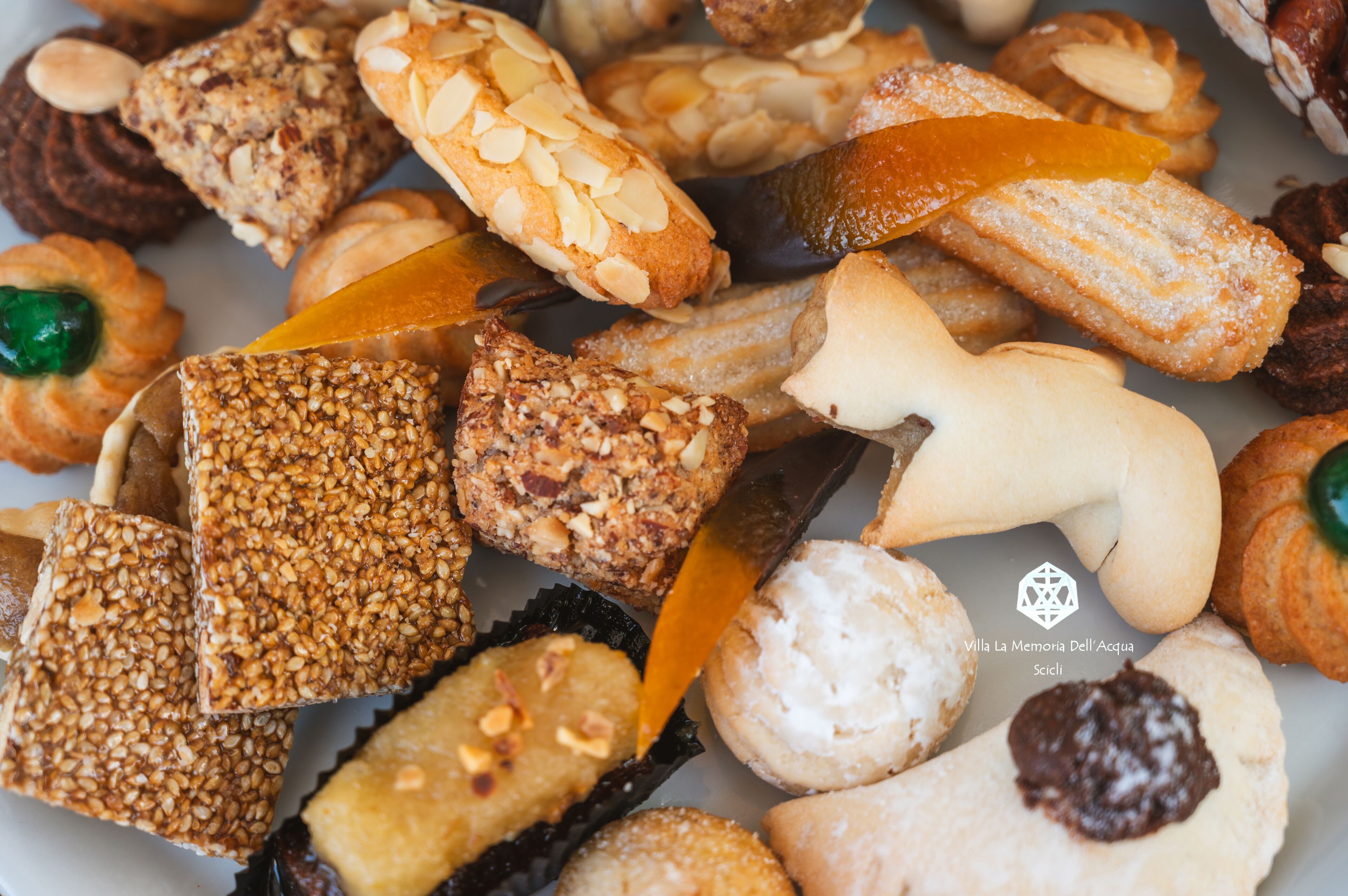 Une variété de pâtisseries et de produits de boulangerie présentés sur une assiette.