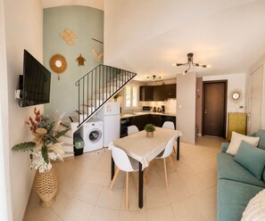 Eine moderne Wohnung mit Essbereich, Küche und Wohnzimmer.