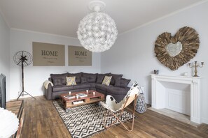 Una televisión, un reproductor estéreo