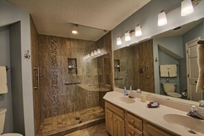 Dusche, kostenlose Toilettenartikel, Handtücher