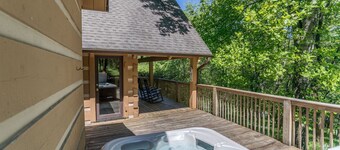Almost Heaven: Pet-Friendly Cabin with Yard and Hot Tub in Valle Crucis - Walk to River