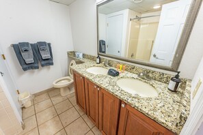 Combined shower/tub, hair dryer, towels