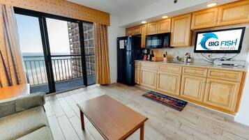 Refrigerador, microondas, parrilla de estufa y cafetera y tetera