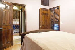 4 bedrooms, iron/ironing board, Internet, bed sheets