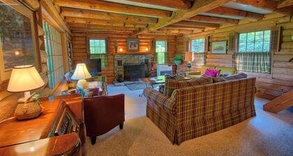 Winds Aloft -Quaint Cabin with Grandfather Mountain views, Hot Tub
