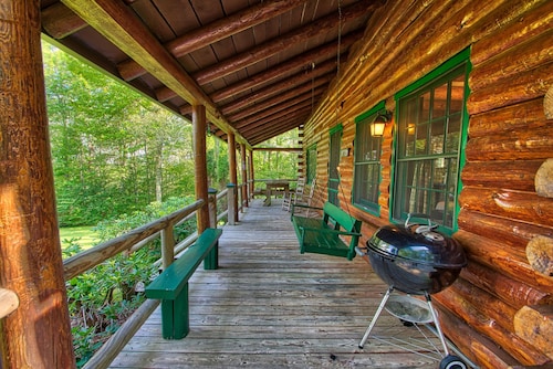 Winds Aloft -Quaint Cabin with Grandfather Mountain views, Hot Tub