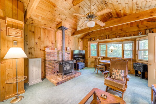 TV, fireplace, table football, books - House near the lake - full kitchen, washer/dryer, quiet location (Brant Lake)