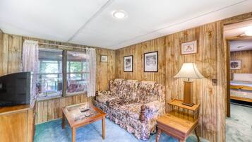 Een televisie, een open haard, tafelvoetbal en boeken