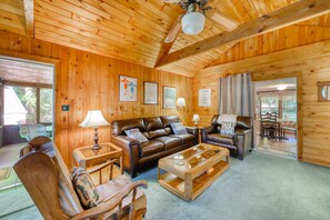 Televisión, chimenea, futbolito y libros 