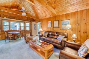 TV, caminetto, tavolo da calcetto, libri