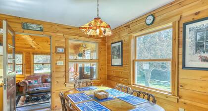 ¡NUEVO LISTADO! Casa frente al lago w / 275 pies de frente al mar, porche cerrado, fogón