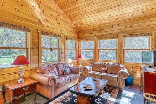 Lakefront house with 275' of waterfront, enclosed porch, & firepit