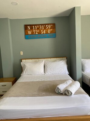 Quad Room, Pool View | 2 間臥室、迷你吧、布置獨特、遮光布/窗簾
