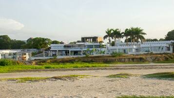Quad Room, Pool View | Vista a la playa o el mar