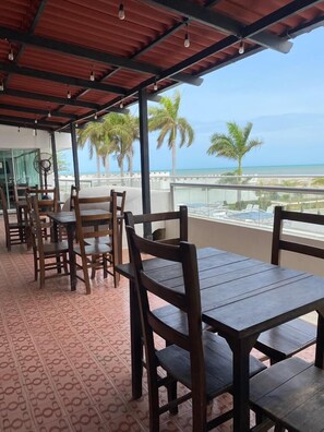 2 restaurantes; se sirve desayuno, almuerzo y cena; cocina internacional