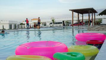 Bar tepi kolam renang
