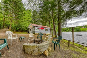Property grounds - Dog-friendly cabin with lakefront location, 20' dock, smart TV (Chestertown)