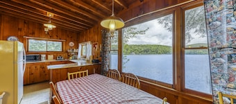 ¡NUEVO LISTADO! Cabina amigable para perros con ubicación frente al lago, muelle de 20 ', televisión inteligente