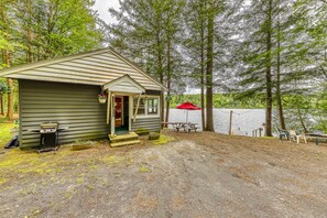 Exterior - Dog-friendly cabin with lakefront location, 20' dock, smart TV (Chestertown)
