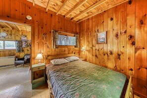 3 bedrooms, WiFi, bed sheets - Dog-friendly cabin with lakefront location, 20' dock, smart TV (Chestertown)