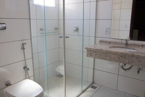 Shower, hair dryer, towels - Hotel Valência (Dourados)