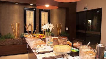 Café da manhã com buffet grátis todos os dias
