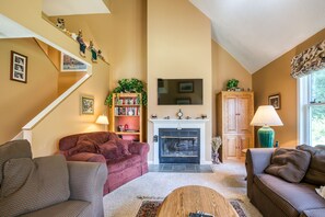 TV, fireplace, DVD player, books - Bright condo with WiFi, fireplace, outdoor pool, & excellent location (Conway)