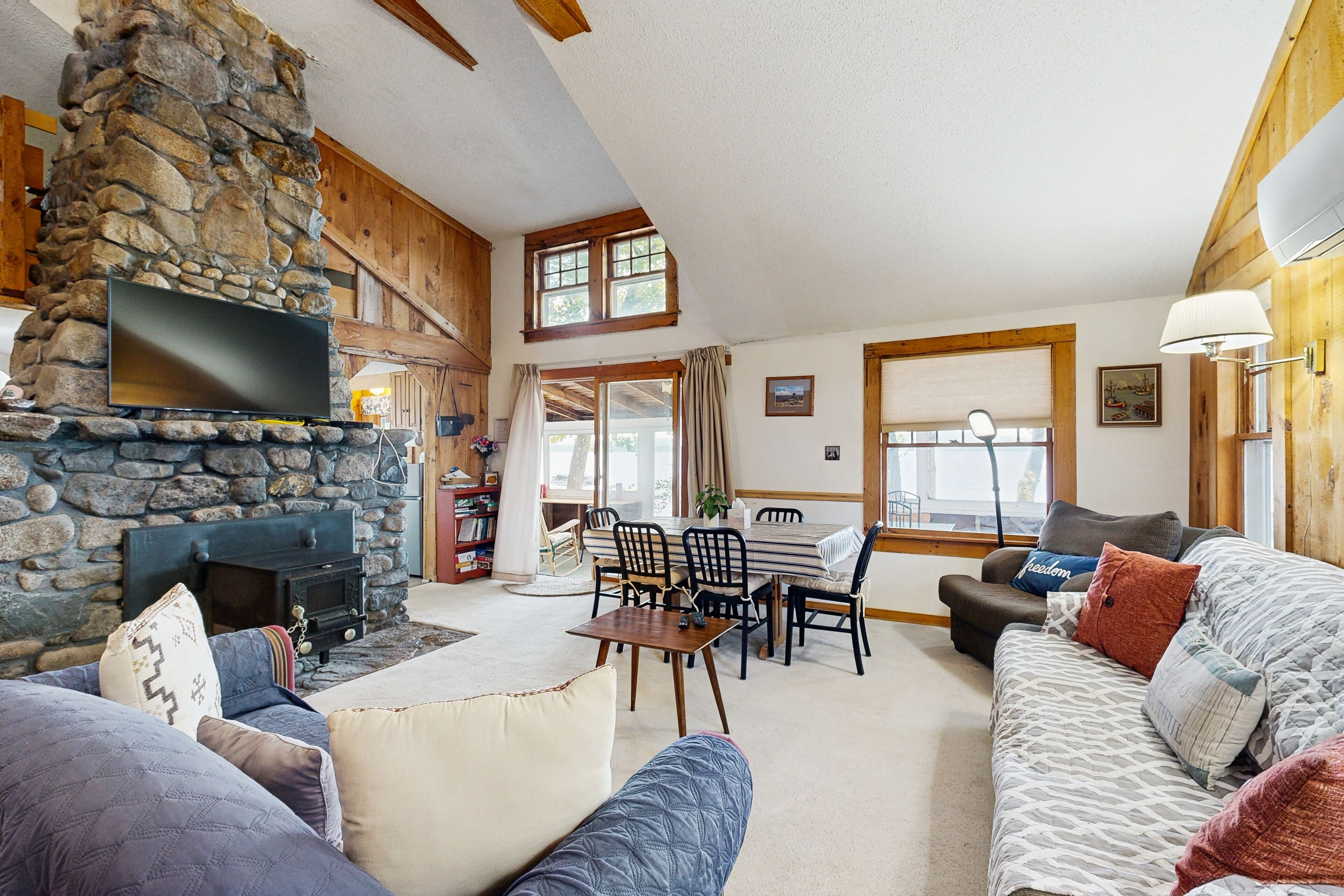 Televisión, reproductor de DVD y libros 