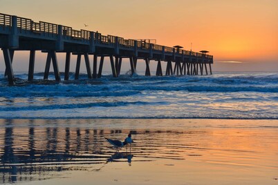 Spacious Family Beach Condo. Quiet North End. Walk to Beach, Pool & Attractions