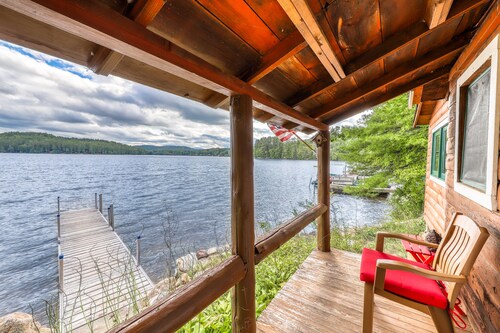 Lakefront cabin with beautiful views, lake and beach access