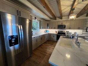 Fridge, microwave, oven, stovetop - Highland Mist  Pet Friendly, Beautiful Views, Hot Tub, Game Tables, Winery Close by (Banner Elk)