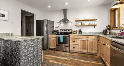 Newly remodeled, beautiful views, game loft , close ski access