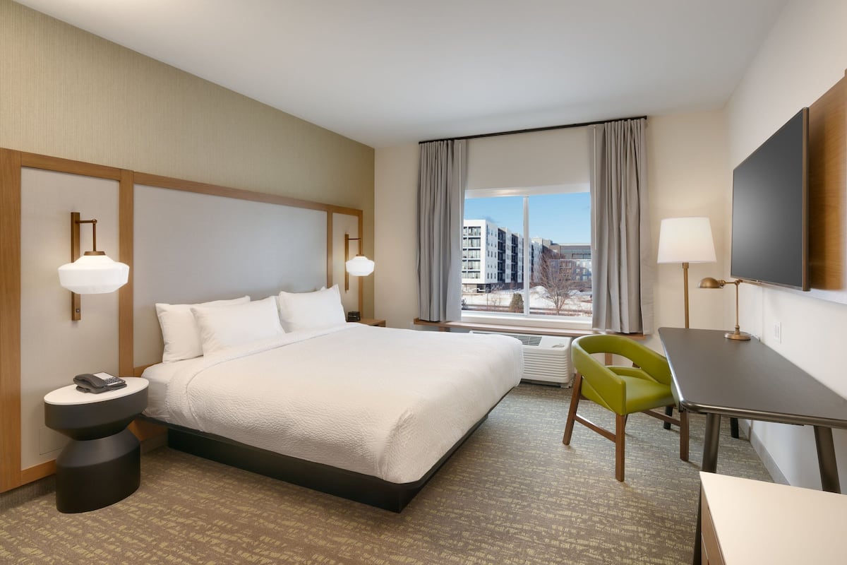 Escrivaninha, espaço de trabalho para notebook, cortinas blackout