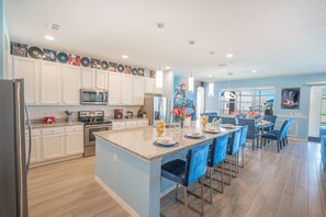 Full-size fridge, microwave, oven, stovetop