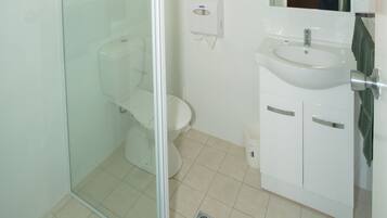Queen Room | Bathroom | Shower, towels