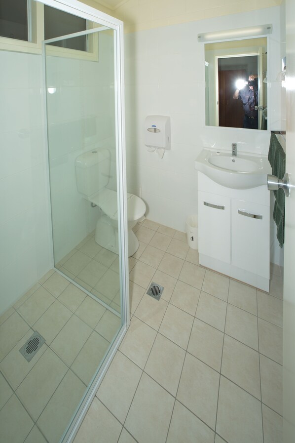 Queen Room | Bathroom