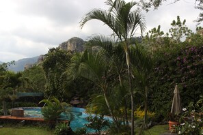 Outdoor pool, open 9:00 AM to 9:00 PM, pool umbrellas, pool loungers - Hotel Valle Místico (Tepoztlán)