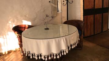 Habitación clásica, varias camas, con acceso para personas discapacitadas, vista al patio | Sábanas de algodón egipcio, ropa de cama de alta calidad y edredón