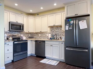 Fridge, microwave, oven, stovetop - Recently Remodeled Bayside Retreat in the Tranquility of Diamond Beach! (Diamond Beach)