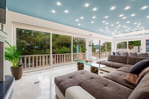 Smart-TV, Kamin, DVD-Player, Stereoanlage