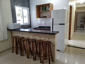 Geladeira, micro-ondas, fogão, cooktop