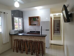 Geladeira, micro-ondas, fogão, cooktop