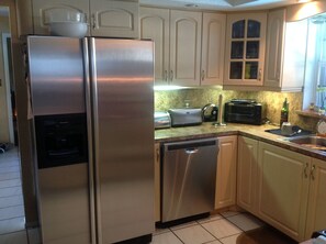 Een koelkast, een microgolfoven, een oven, een vaatwasser